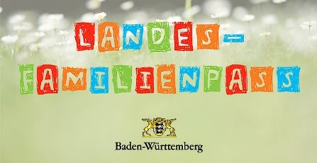 Bunte Blockbuchstaben mit dem Schriftzug Landes‑Familienpass über dem Wappen und dem Schriftzug Baden‑Württemberg.