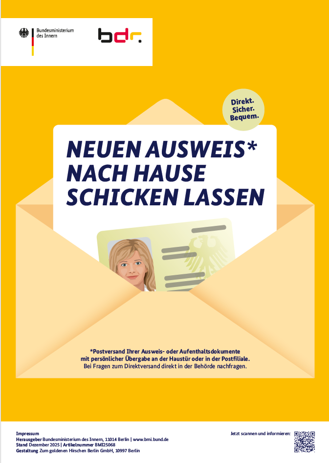 Gelber Werbeplakat mit offenem Briefumschlag, Ausweiskarte und Text „Neuen Ausweis nach Hause schicken lassen“