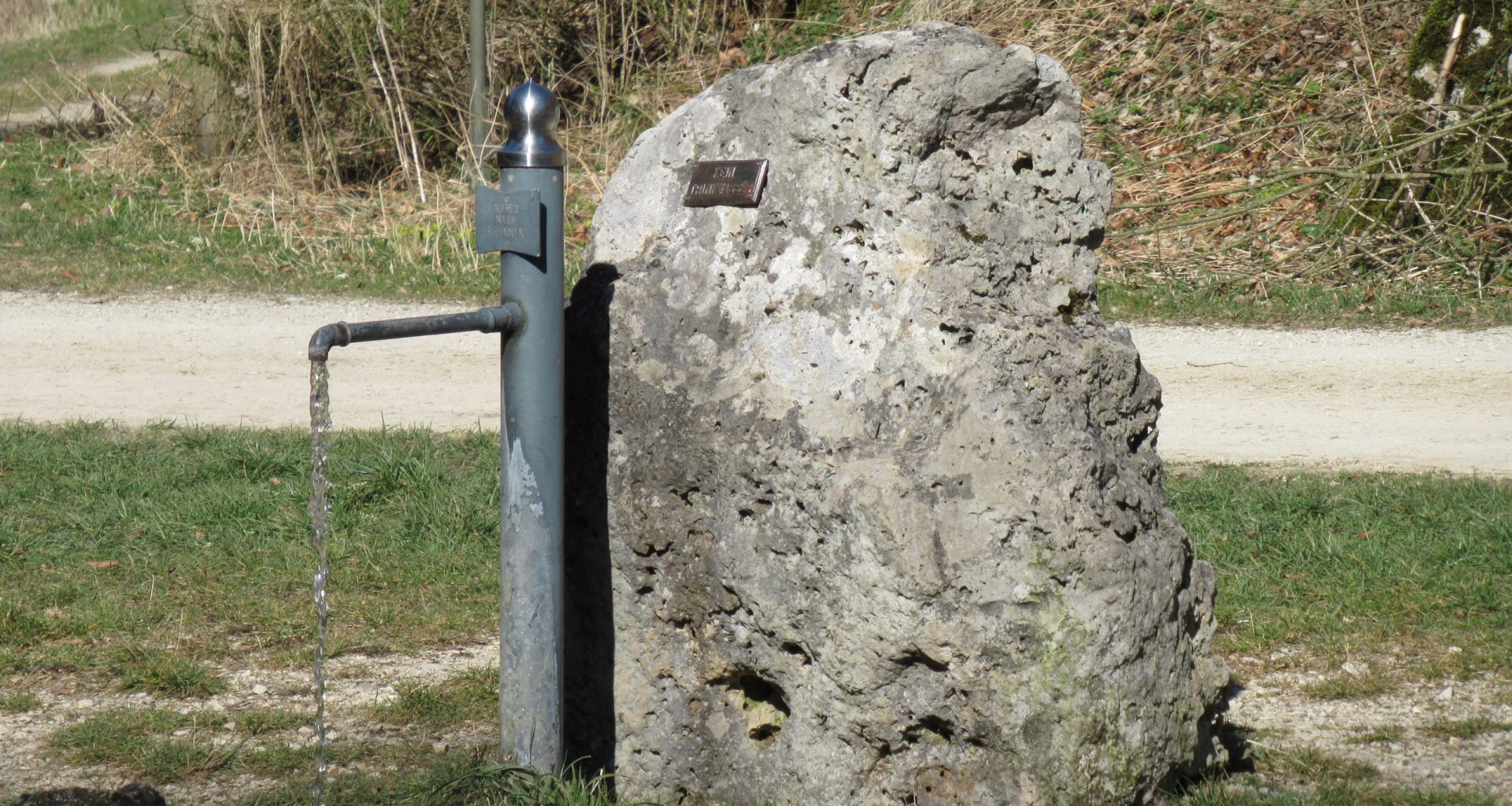 Wasserspender an einen großen Stein Wasserspender an einen großen Stein